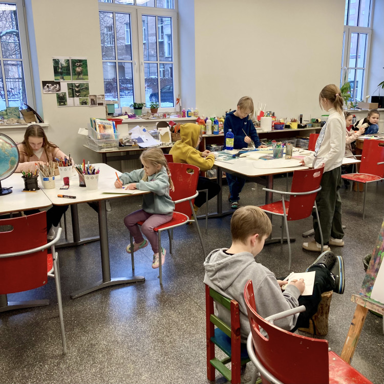 Nodarbības bērniem TRĪS KRĀSAS studijā